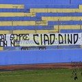 Lo striscione esposto dagli ultras 84