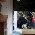 La vetrina rotta del negozio Kelia Gallery