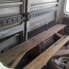 Assi in legno posizionati nel furgone