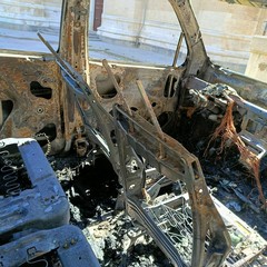 Auto incendiata
