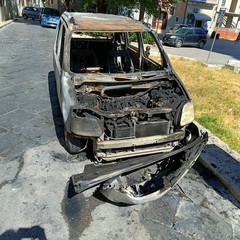 Auto incendiata