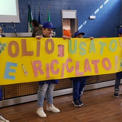 bambini con striscione