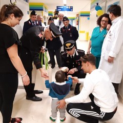 Carabinieri in visita al reparto di pediatria