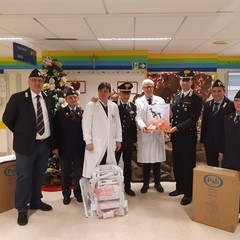 Carabinieri in visita al reparto di pediatria foto