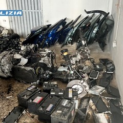 Furti auto e ricettazione-Ritrovamenti della Polizia di Stato in un capannone di Barletta