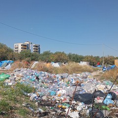 Discarica a cielo aperto in via Candela