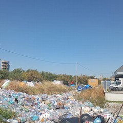 Discarica a cielo aperto in via Candela