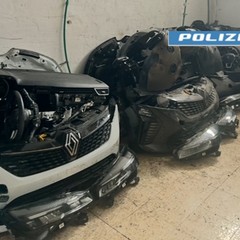 Furti auto e ricettazione-Ritrovamenti della Polizia di Stato in un capannone di Barletta