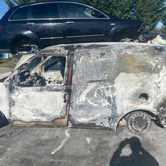 Furgoni rubati ed incendiati