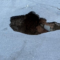 Voragine si apre a centro strada in viale Di Vittorio a Cerignola