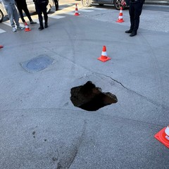 Voragine si apre a centro strada in viale Di Vittorio a Cerignola