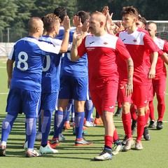 SALUTO TRA I CALCIATORI