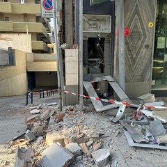 Assalto alla Credem di Cerignola, esplode il bancomat: ingenti danni alla filiale