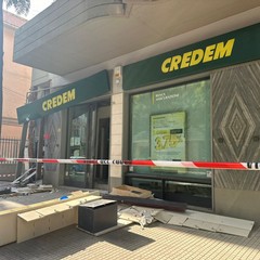 Assalto alla Credem di Cerignola, esplode il bancomat: ingenti danni alla filiale