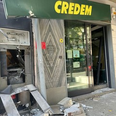 Assalto alla Credem di Cerignola, esplode il bancomat: ingenti danni alla filiale