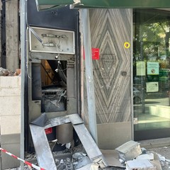Assalto alla Credem di Cerignola, esplode il bancomat: ingenti danni alla filiale