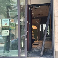 Assalto alla Credem di Cerignola, esplode il bancomat: ingenti danni alla filiale