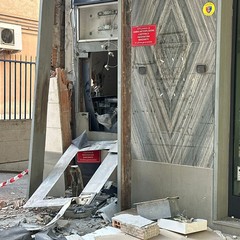 Assalto alla Credem di Cerignola, esplode il bancomat: ingenti danni alla filiale