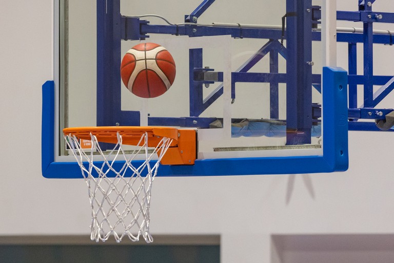 Pallone di basket a canestro. <span>Foto Vito Monopoli</span>