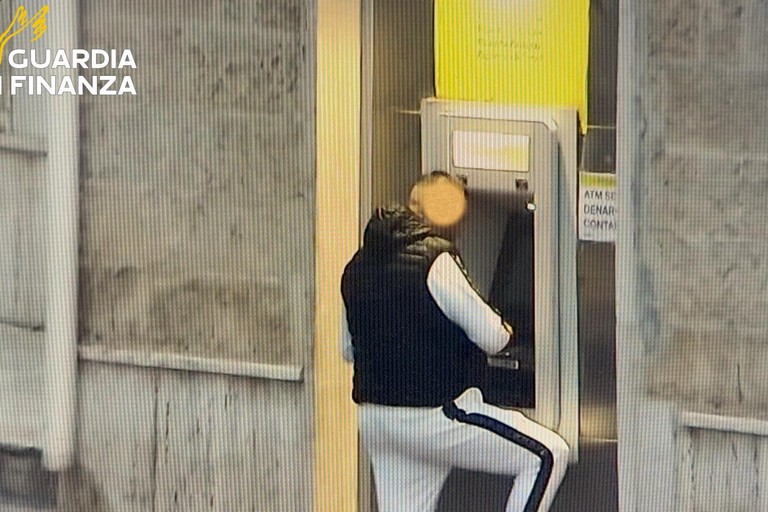 Prelievi ATM, indagini su operazione Fake Family