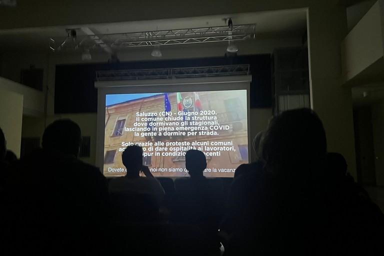 Lavoro nero e accoglienza: a Cerignola il dibattito dopo “Tendopoly”