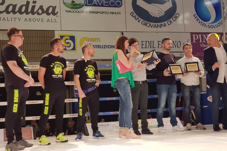 Kick Boxing al Pala Dileo, foto con assessore Dercole