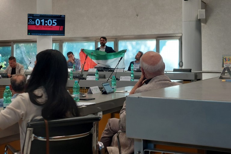 Bandiera palestinese in Aula Consiliare a Cerignola