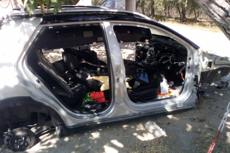 Auto cannibalizzata. <span>Foto Da: www.facebook.com/</span>