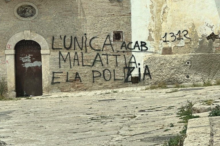 murale scritta contro la polizia. <span>Foto Domenico Ziro</span>