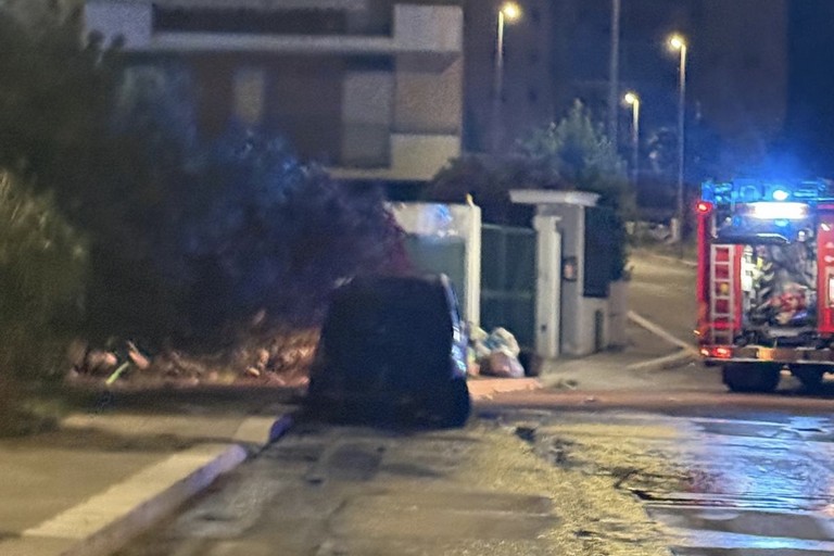 Auto in fiamme in zona Torricelli a Cerignola