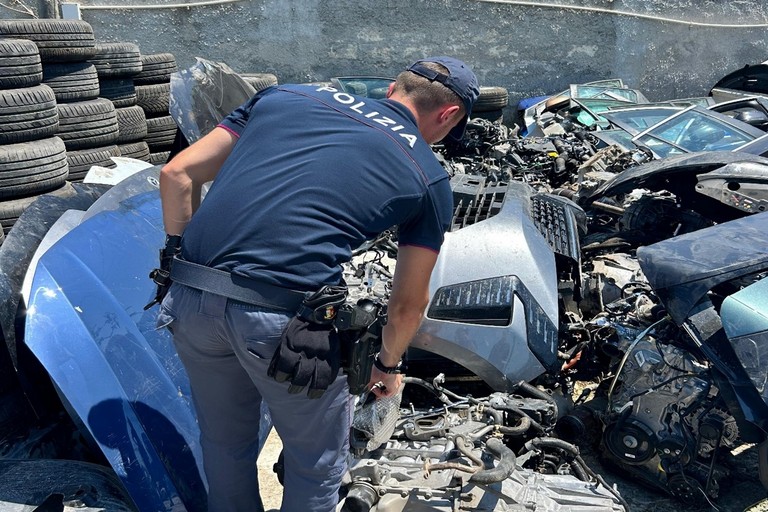 Furti auto e ricettazione-Ritrovamenti della Polizia di Stato