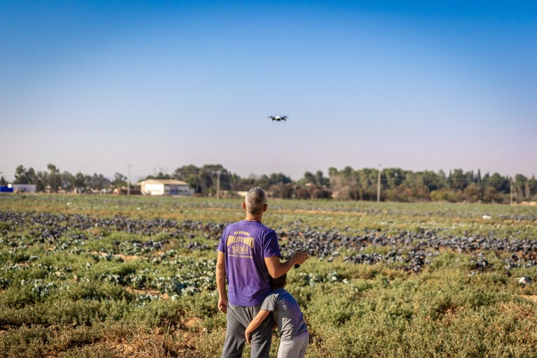 Agricoltore che utilizza un drone