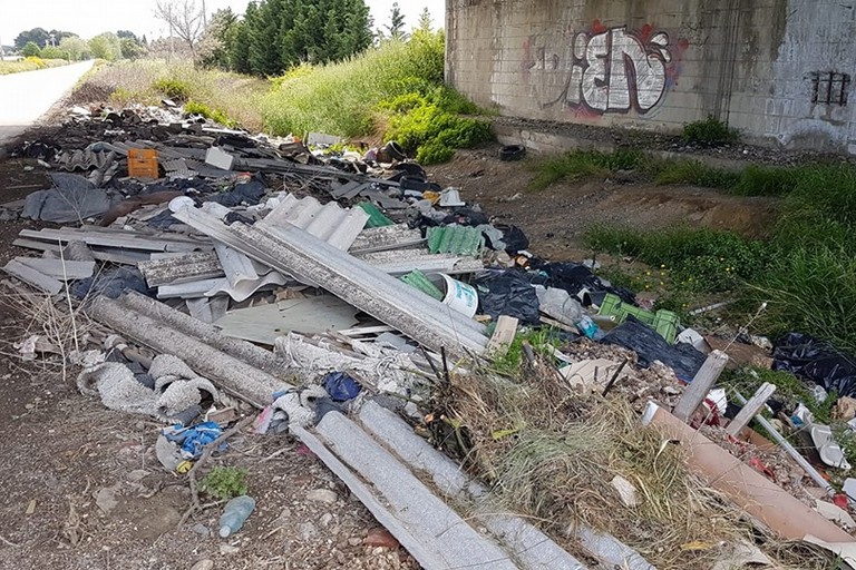 Amianto e rifiuti abbandonati nelle zone rurali di Foggia