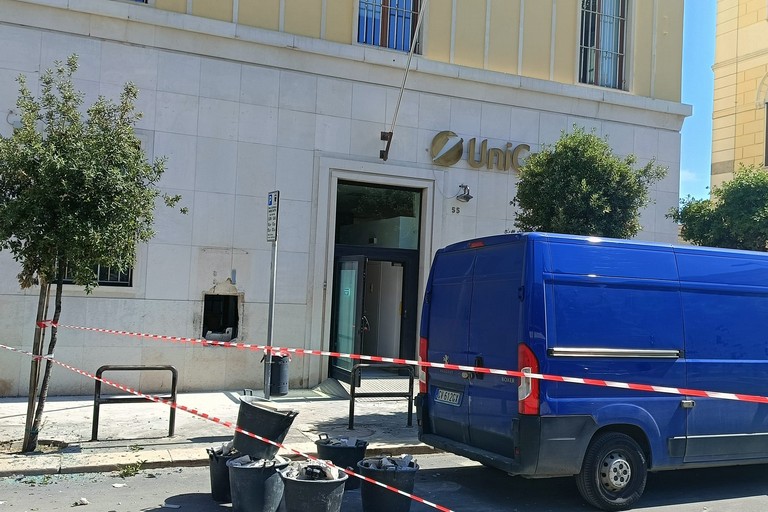Bomba al bancomat in pieno centro a Cerignola, paura nella notte
