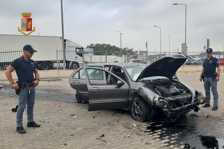 Furto a Bari, l'auto con due targhe