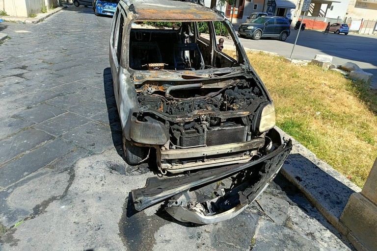 Auto incendiata