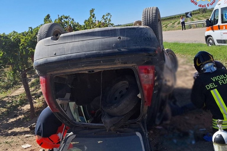 Auto ribaltata sulla SP tra Trinitapoli e Cerignola