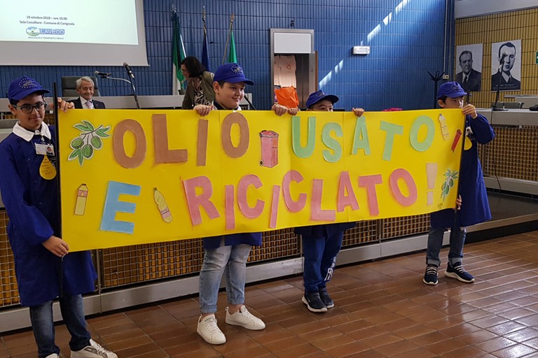 Bambini con striscione