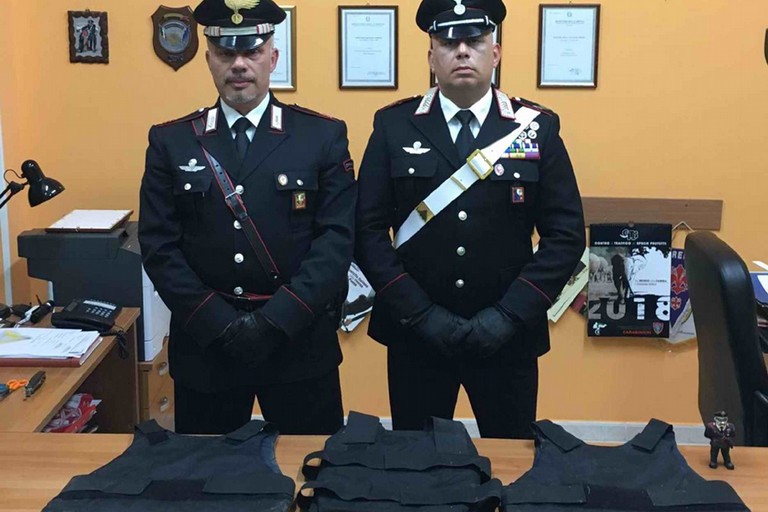 Sequestro giubbotti e armi Carabinieri