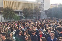 Gli studenti in piazza per i diritti e la legalità.