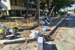 Via Gran Sasso sommersa dai rifiuti: «Sembra una discarica a cielo aperto»