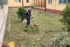 Manutenzione verde pubblico a Cerignola, avanti con lo sfalcio dell'erba nei parchi