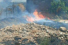 Incendio in via Padula, una vasta area avvolta dalle fiamme