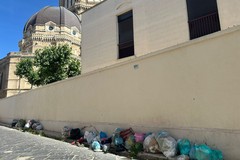 Cerignola, il biglietto da visita della città sommerso dai rifiuti: che degrado attorno a Piazza Duomo