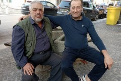 Due agricoltori di Cerignola si prendono cura delle aiuole davanti a Piazza Mercadante