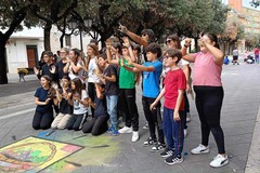 In strada per imparare l’arte dei madonnari: gli alunni della scuola “Giovanni Paolo I” di Stornara riempiono il corso cittadino