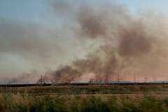 SP77, inferno di fuoco: strada chiusa dopo una serie di incendi