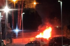 Furgone incendiato nella notte in via Adamello