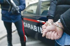 A Stornarella urta auto in sosta e aggredisce i Carabinieri