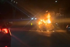 Paura in via Generale Dalla Chiesa: auto in fiamme